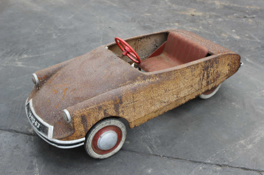 Sold at Auction: Voiture pour enfant à pédales Citroen DS de marque MG