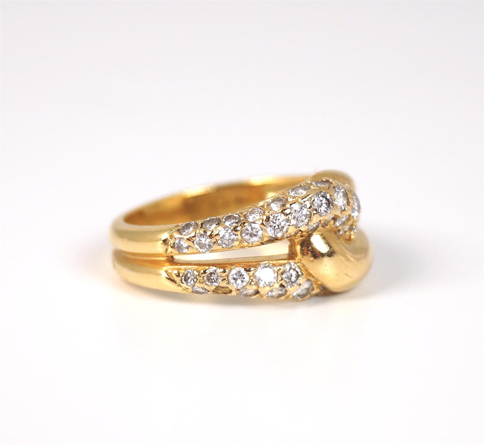 Bague double anneau entrelacé en or jaune 18 K (750/oo), agrémentée d ...