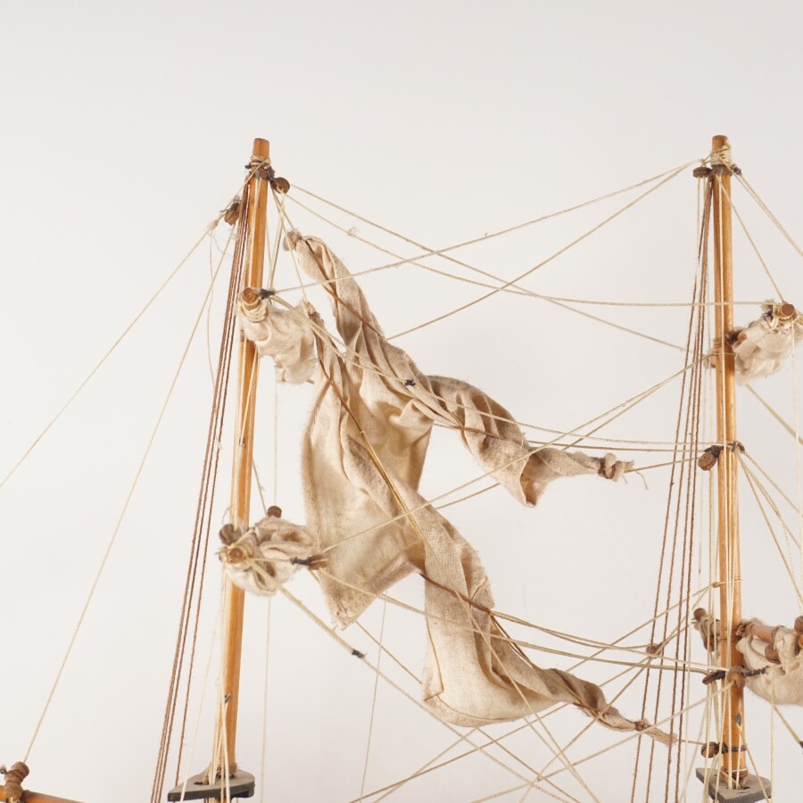 Maquette d'un deux mâts, bois et tissu, île Maurice, L. 68 cm. H. 55 cm